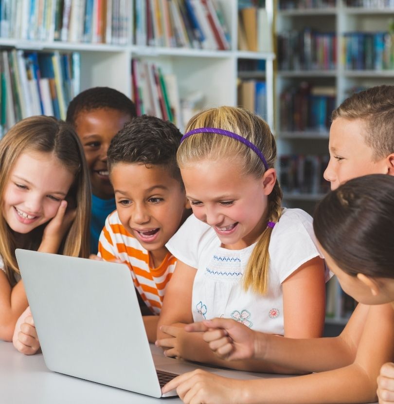 kids viewing computer screen (810 x 830 px)