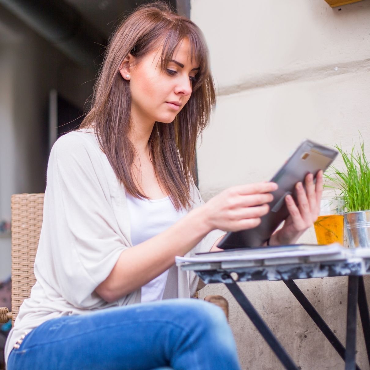 woman using ipad (1210 × 1210 px)